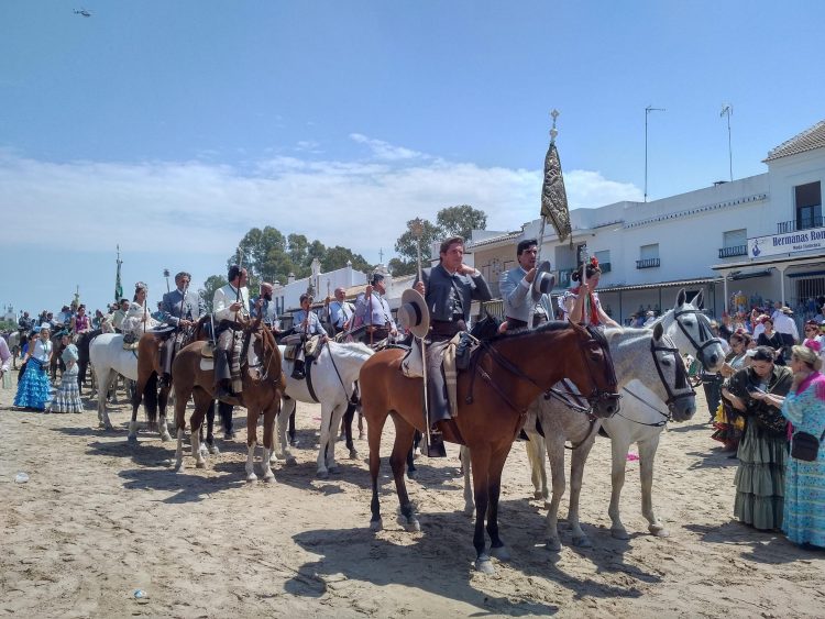 Los devotos de la Virgen de El Rocío tendrán que esperar para rendirle homenaje