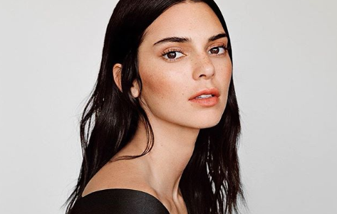 Con una diminuta bikini y frente al espejo: las fotos de Kendall Jenner en las redes