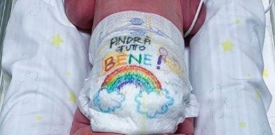 Coronavirus: la imagen del bebé que simboliza la vida con un mensaje en su pañal
