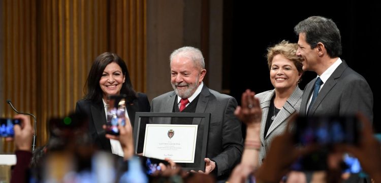 París: Lula ovacionado pide luchar para devolver la democracia a Brasil