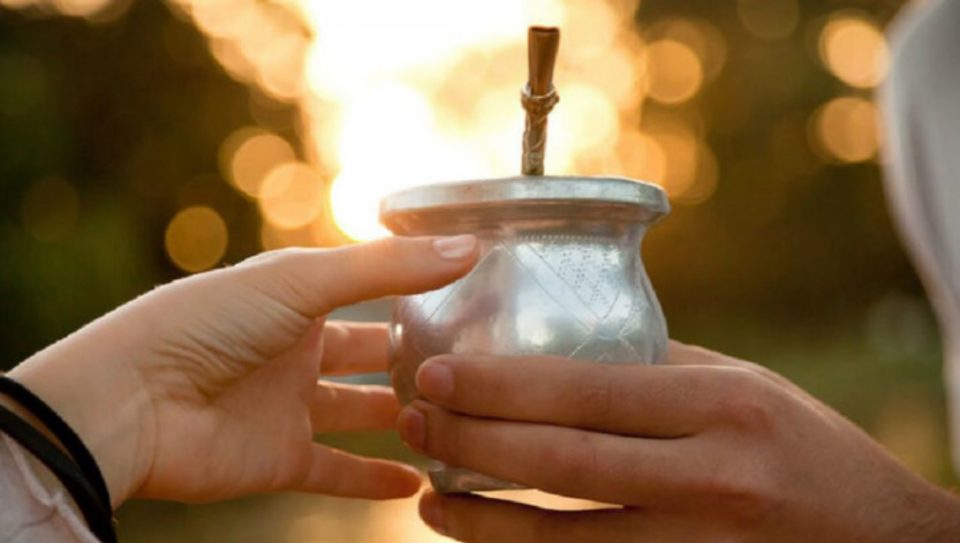 Coronavirus en la Argentina: ¿se puede compartir el mate?