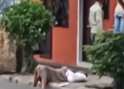 Una mujer se desmayó en la calle y nadie se acercó a ayudarla por el coronavirus