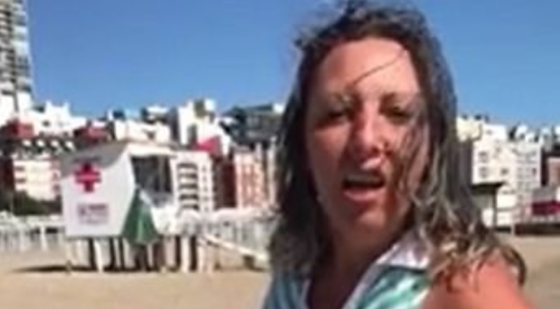 Una mujer salió a pasear al perro en la playa en plena cuarentena: dijo ser una policía con licencia