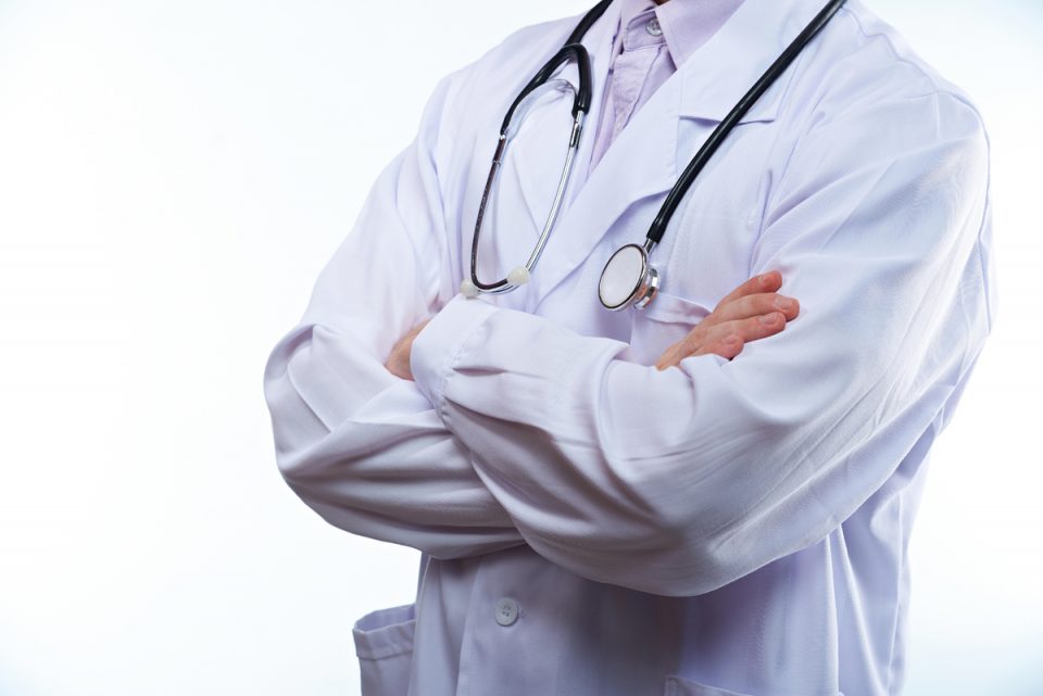 Vecinos pidieron que un médico no viva más en su edificio por considerarlo una fuente de contagio
