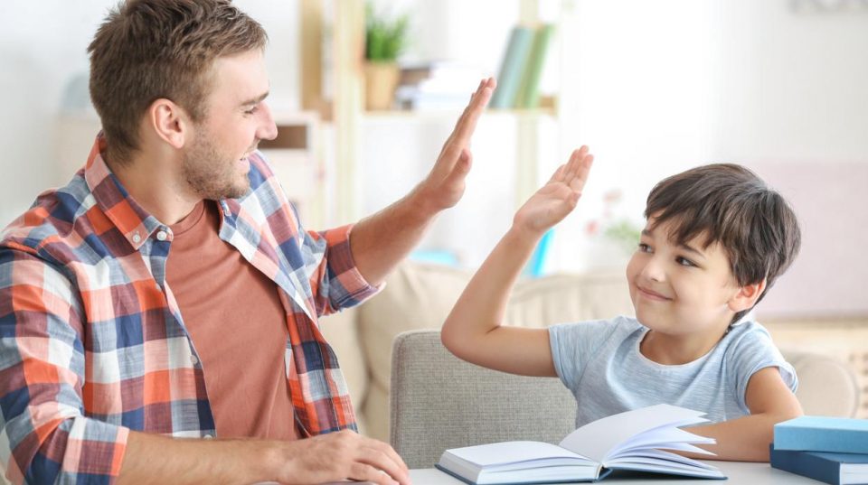 Las divertidas postales de padres con sus hijos trabajando desde su casa