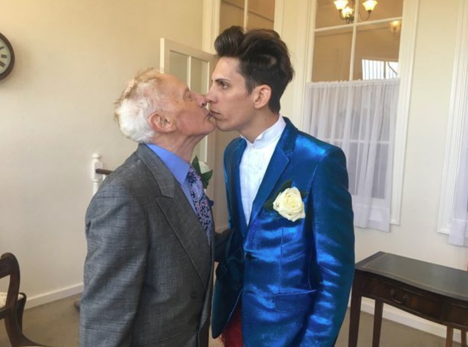 Un exsacerdote de 81 años se casó con un joven de 27 y se mudó a Rumania
