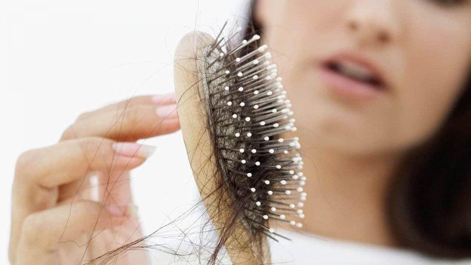 Por qué se cae el pelo y cómo se puede evitar
