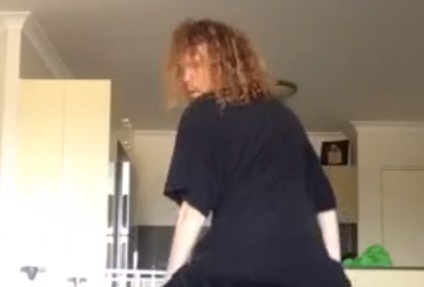 Grababa un video para Tik Tok cuando su perro le mordió la cola
