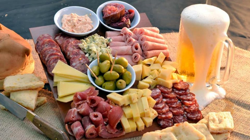 Los infaltables para preparar una picada de fiambres