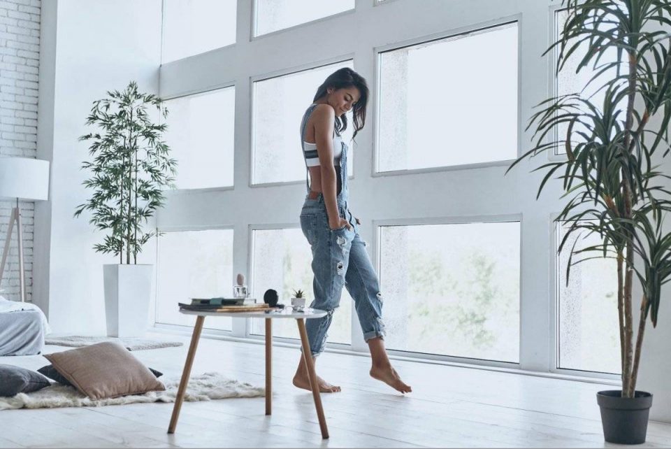 Coronavirus: qué hay de cierto en que hay que sacarse los zapatos al llegar a casa