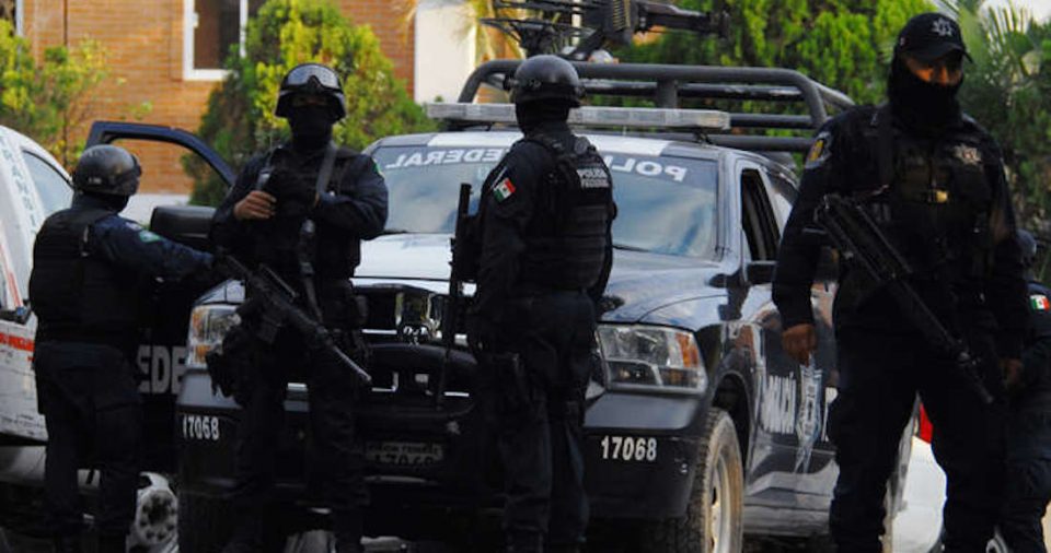 Una mujer policía fue quemada por sus compañeros por confesar ser lesbiana