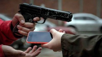 El violento momento en el que un grupo de casi 20 adolescentes le robó a una niña de 15 años