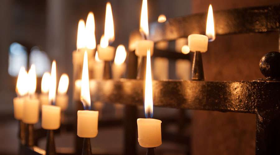 El mal momento que vivió un sacerdote mientras daba un sermón por internet: se le quemó el saco