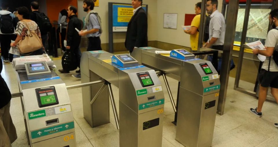 Liberaron los molinetes del subte en horarios rotativos
