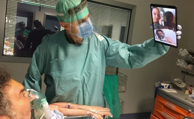 Coronavirus: donan tablets a hospitales para que los pacientes puedan despedirse de familiares en Italia