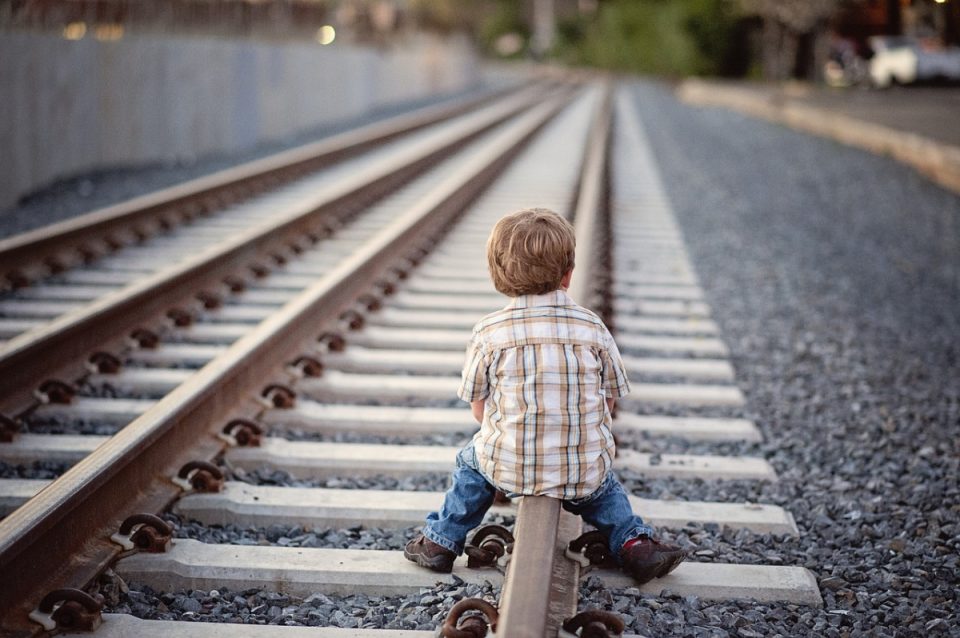 Un tren casi atropella a dos niños que estaban jugando en las vías