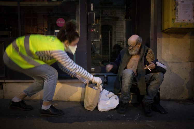 Migrantes y vagabundos sobreviven en un París vacío