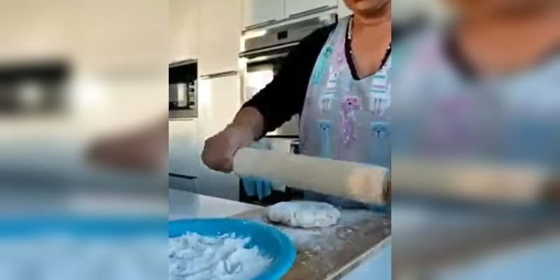 Amasaba pan casero y un grave error hizo que terminara con harina en la cara