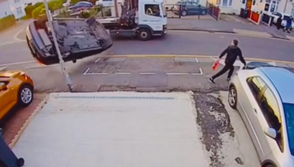 Un peatón quedó a centímetros de ser aplastado por un auto fuera de control