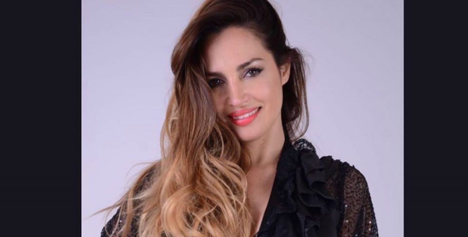 En vestido y bucaneras, Belén Francese posó acostada sobre una mesa