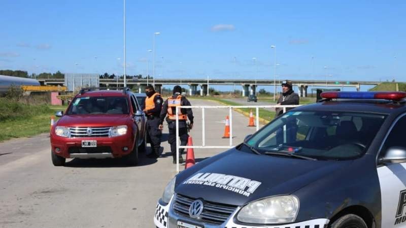 Detuvieron a tres policías por robarle cigarrillos a un joven y golpearlo salvajemente