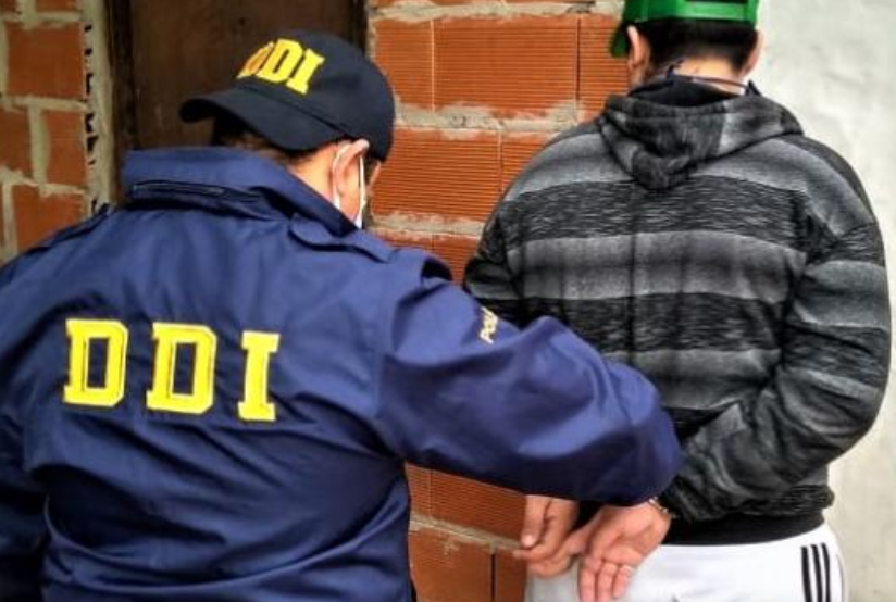 Una adolescente fue amenazada y violada a punta de pistola cuando iba a comprar a un almacén