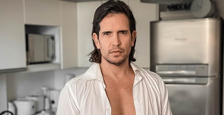 Diego Ramos se filmó completamente desnudo para narrar una aventura sexual al límite