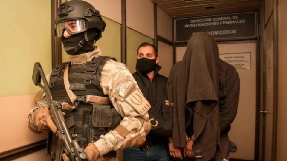 Asfixió a su amante, la metió en un baúl y le prendió fuego con la ayuda de un cómplice