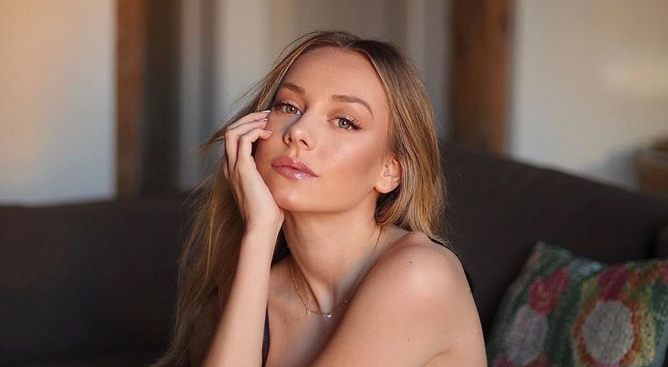 Modo selfie y en topless: el desnudo de Ester Expósito que llamó la atención de sus seguidores