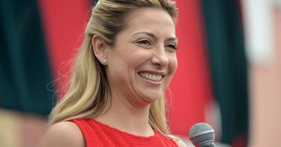 El sofisticado look de Fabiola Yañez con tapaboca incluido