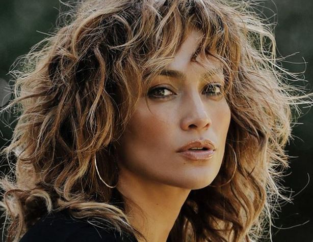 Video: el increíble baile de Jennifer Lopez bajo la lluvia terminó con “piletazo”