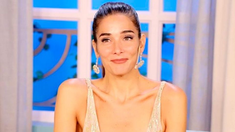 Juana Viale lució espectacular con un vestido dorado al cuerpo y con espalda descubierta