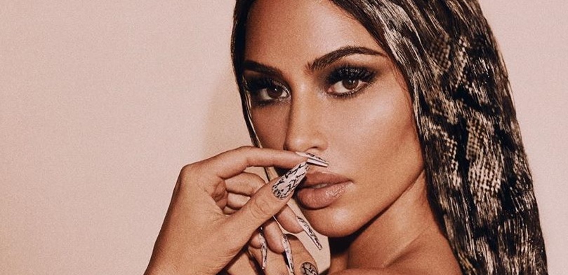 Kim Kardashian publicó una imagen y sus fanáticos descubrieron un “error” de Photoshop