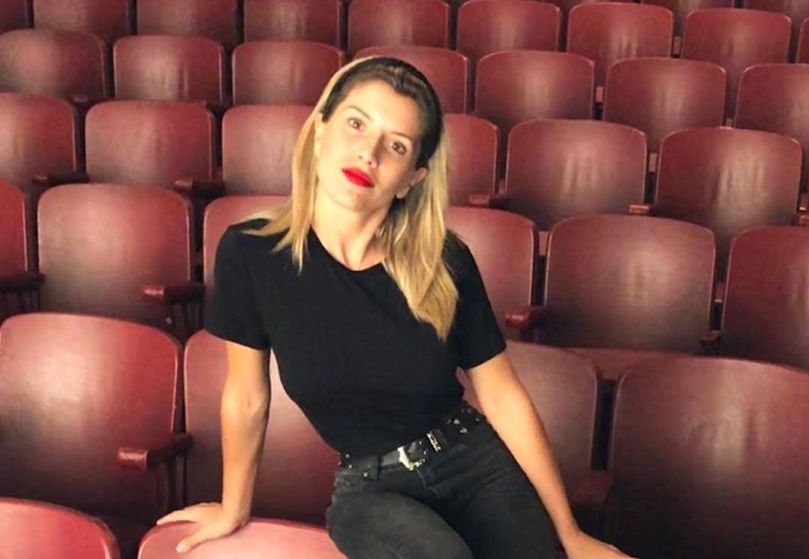 Soltera y sensual: la postal de Laurita Fernández desde la intimidad de su hogar