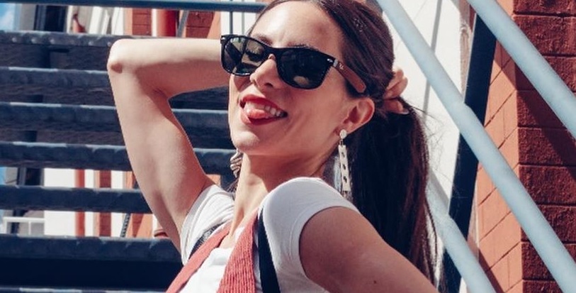 Acostada en la arena y a pura sensualidad: Magui Bravi recordó una foto que despertó suspiros en las redes