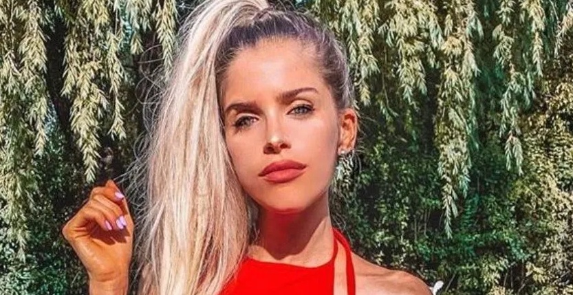 Una influencer reveló la reacción alérgica que sufrió tras usar maquillajes truchos