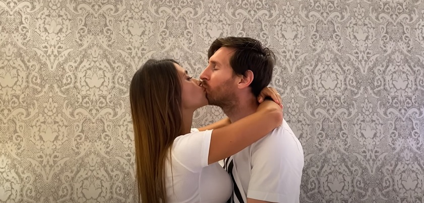 Video | El apasionado y extenso beso de Lionel Messi y Antonela Roccuzzo