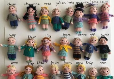 Una profesora tejió pequeños muñecos de sus alumnos para recordarlos en cuarentena