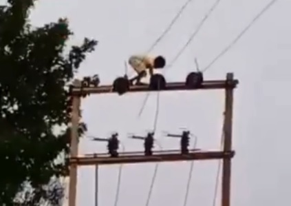 Un niño se subió a un transformador eléctrico y descendió colgado de los cables