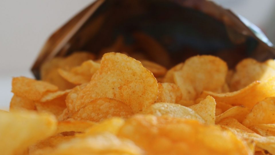 El truco para cerrar una bolsa de papas fritas ya abierta