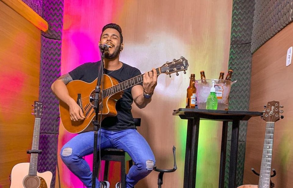 Realizaba un show en Instagram Live pero un ladrón entró a su casa (y quedó grabado)
