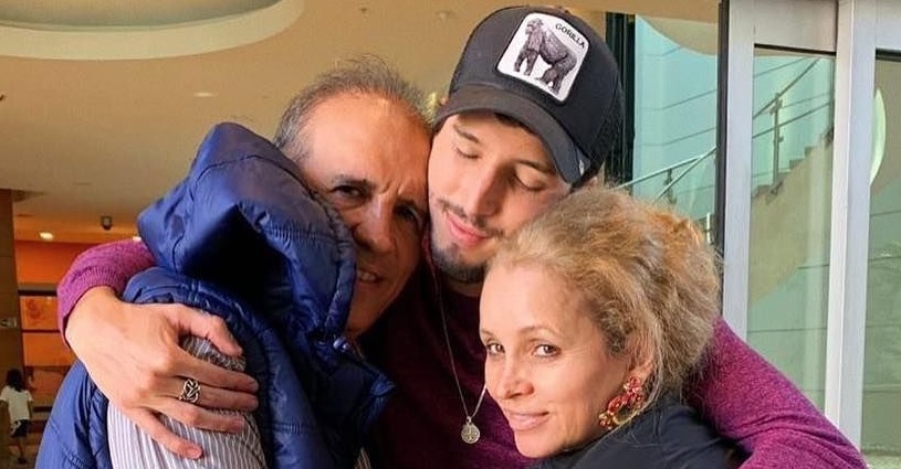 La sorpresiva declaración de Sebastián Yatra: “Llevo como 15 días durmiendo con mis papás”