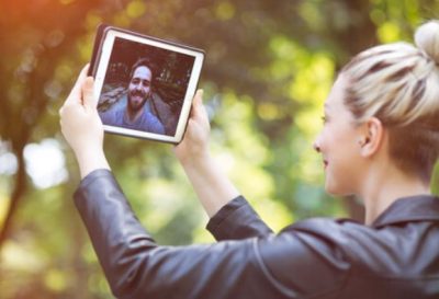 Le hizo una videollamada (por error) a su esposa mientras estaba con su amante