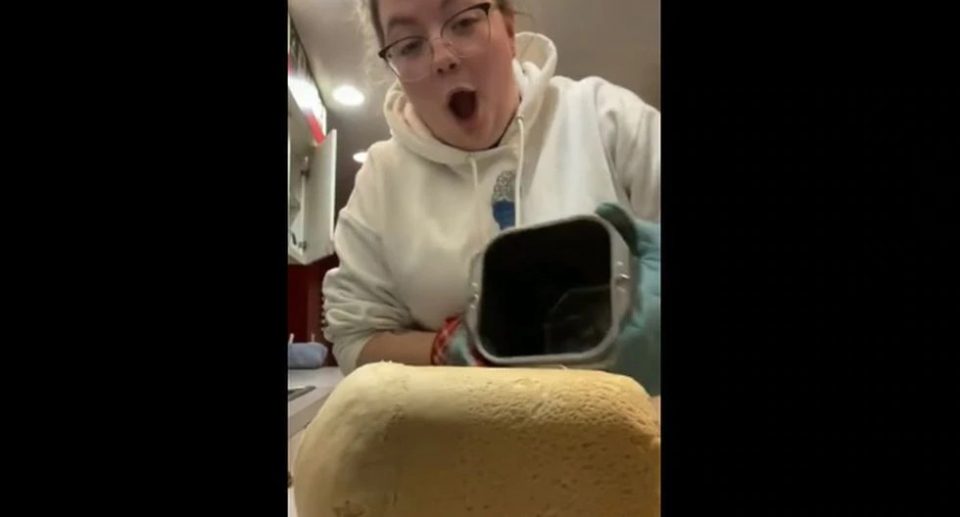 Una mujer hace pan casero y su reacción sorprendió en TikTok