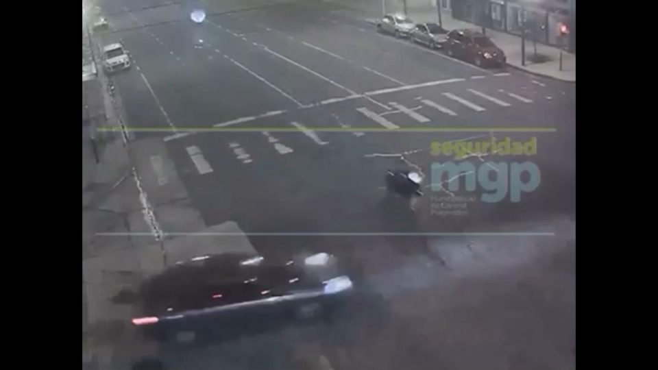 El impactante choque entre un auto y una moto en una esquina