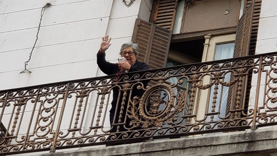 Cuarentena: Nerea sale todos los días al balcón para recibir la visita de su nieta