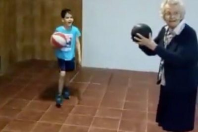 Una anciana de 100 años sorprendió a todos con su habilidad para jugar al básquet