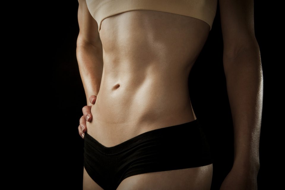 Simple y eficaz ejercicio para fortalecer el abdomen en casa (sin hacer mil repeticiones)