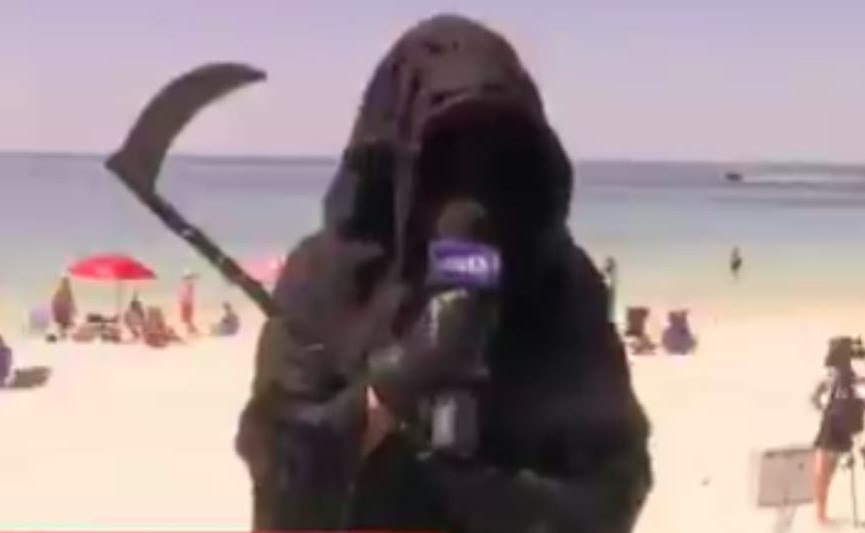 Un abogado se disfrazó de la muerte y protestó por la reapertura de las playas en Florida