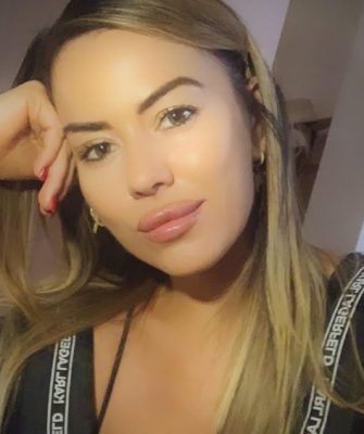 Mirada sensual y en camisón: la foto de Karina Jelinek que maravilló las redes